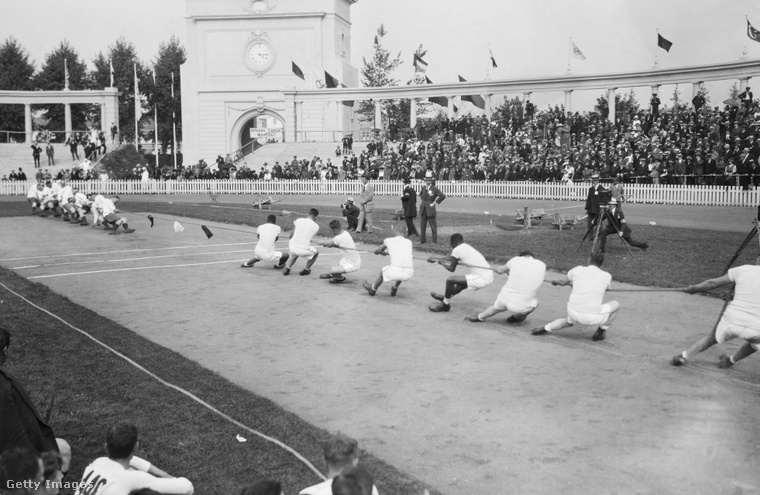 Kötélhúzás az 1920-as olimpián az amerikai és a brit csapat között. (Fotó: Bettmann / Getty Images Hungary)