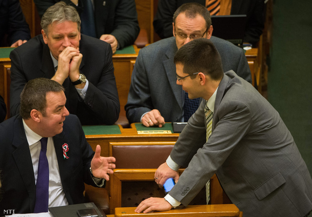 L. Simon László, a Fidesz képviselője (b) és Novák Előd, a Jobbik képviselője az Országgyűlés plenáris ülésén 2013. március 14-én.