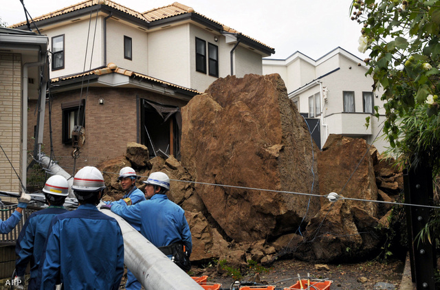 A heves esőzés sziklákat hordott a lakóházakra. Kamakura, Tokió külvárosa, 2013. október 16.