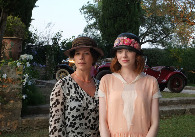 Marcia Gay Harden és Emma Stone a "Magic in Moonlight" forgatásán