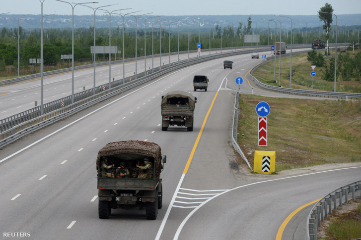 A Wagner-csoport teherautói haladnak az M4-es autópályán 2023. június 24-én