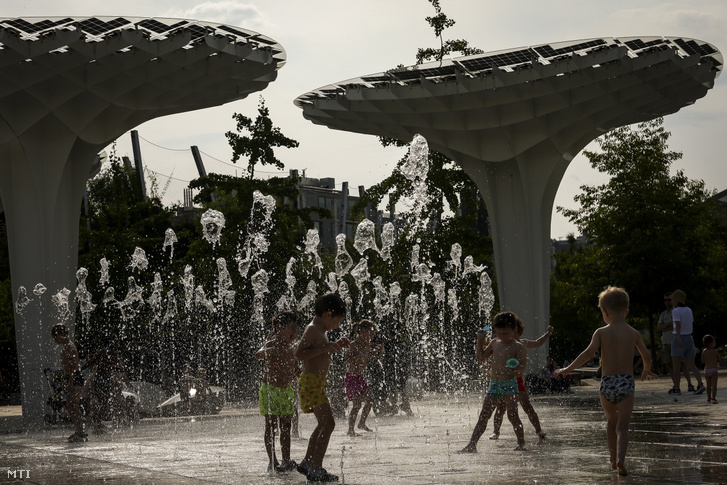 Gyerekek hűsölnek a fővárosi Széllkapu Park szökőkútjában a nyári hőségben 2023. július 10-én