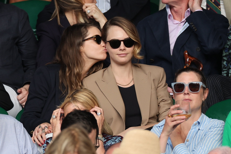 Cara Delevigne barátnőjével Wimbledonba látogatott, hogy megtekintse a nyolcadik játéknapot