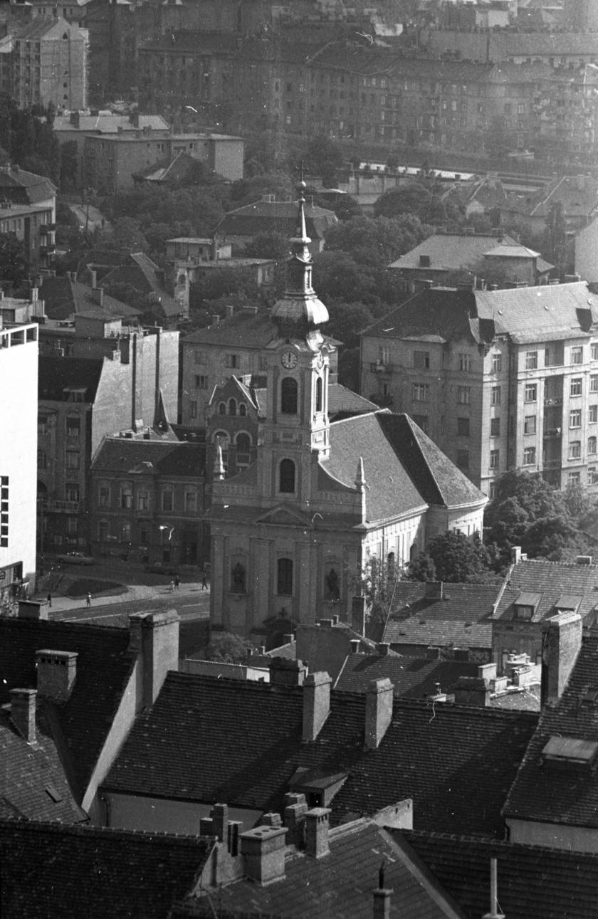 Kilátás a Mátyás-templom tornyából a Krisztina tér, a Havas Boldogasszony-templom felé 1969-ben.