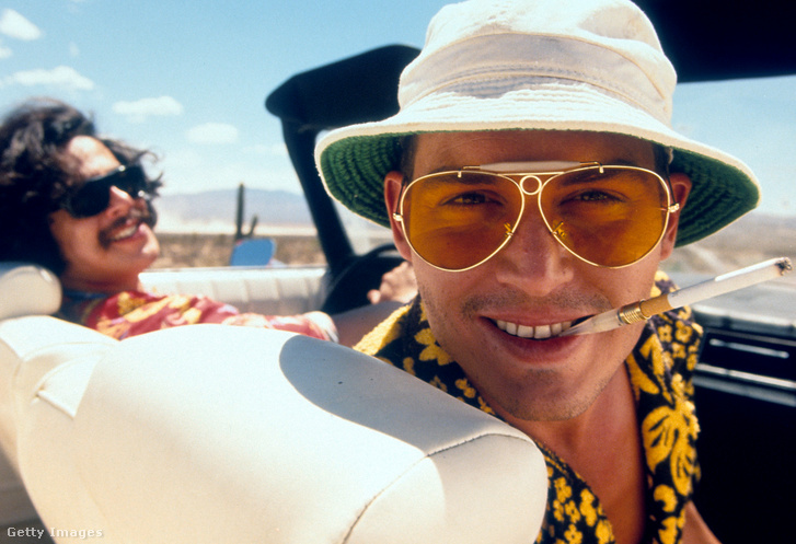Johnny Depp egy sárga lencsés Shooterben Terry Gilliam Félelem és reszketés Las Vegasban című 1998-as filmjében