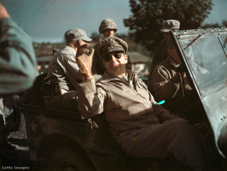 A megszállottan Aviatort viselő Douglas MacArthur tábornok 1950 körül a koreai háborúban. De már öt évvel korábban sem vált meg az amerikai pilóták kötelező felszerelésétől