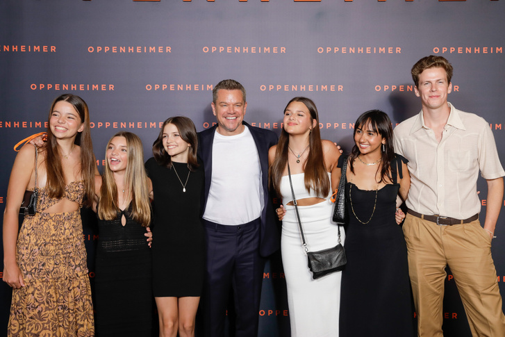 Matt Damon bal oldalán kisebbik lánya, Stella, jobb oldalán Gia, mellette pedig a színész mostohalánya, Alexia szerepel.