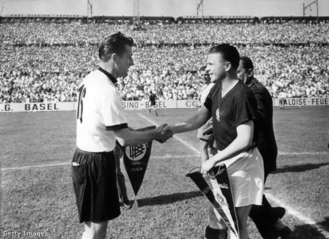 Kézfogás Puskás Ferenccel az 1954-es vb-döntő rajtjánál