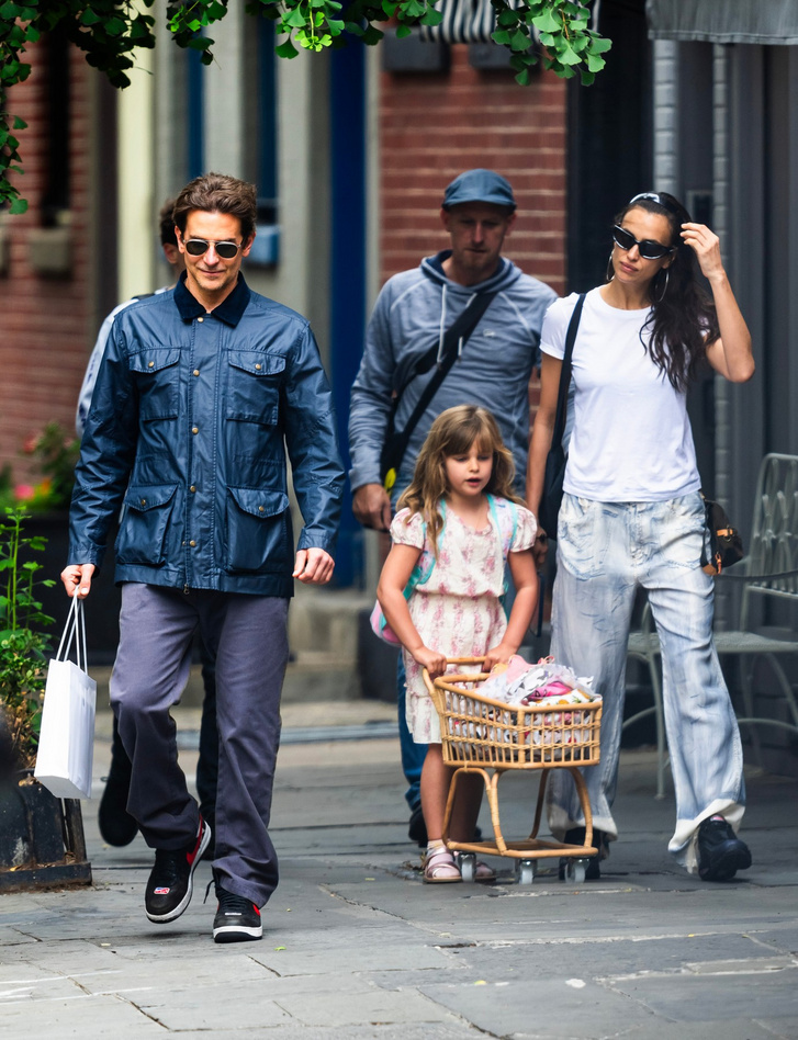 Bradley Cooper, Irina Shayk és lányuk, a kis Lea. Idén júniusban kapták lencsevégre a családot New York utcáin.