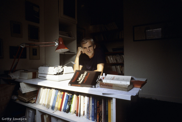 Milan Kundera párizsi dolgozószobájában. Az író 94 éves korában hunyt el