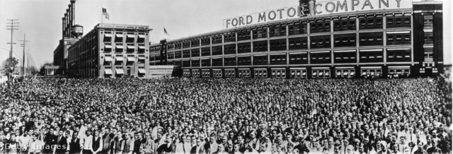 A detroiti Ford autógyár 12 ezer dolgozója egy képen (1913)