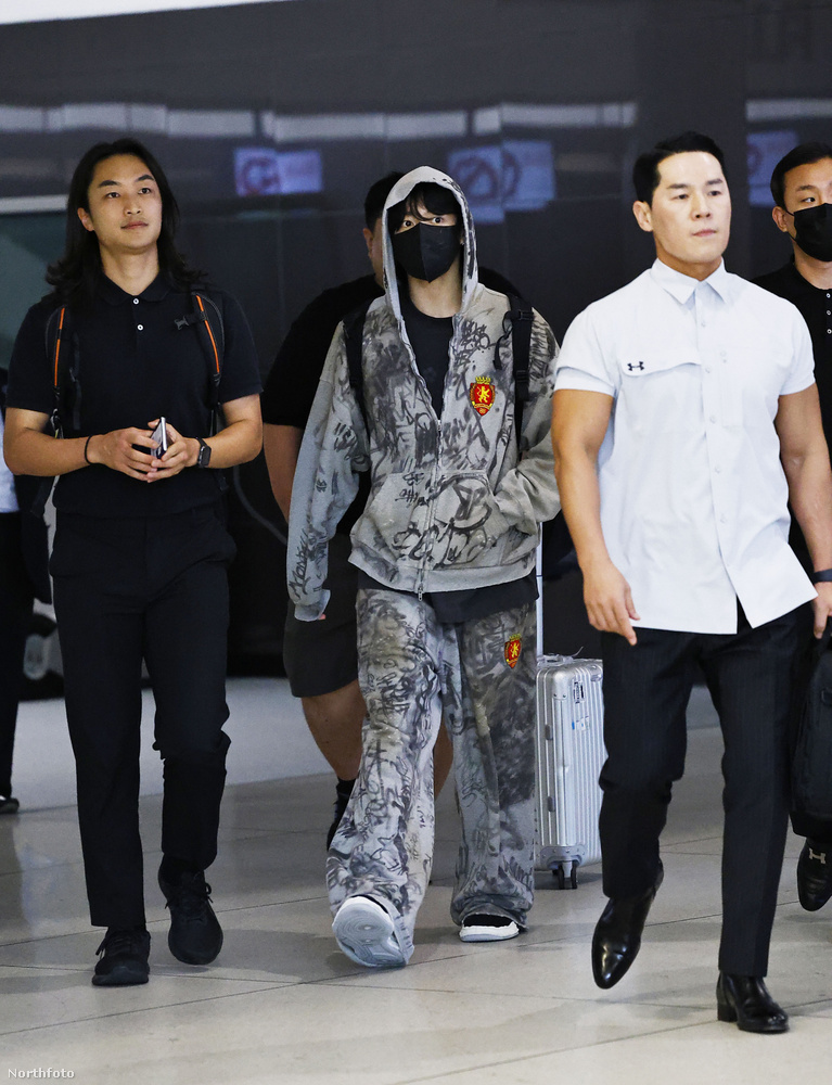 A BTS énekese Jungkook a New York-i JFK reptéren került a fotósok elé