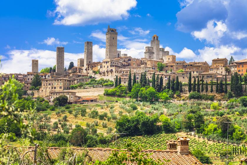 San Gimignano Toszkána gyönyörű, dombtetőre épült középkori települése, Sienától nem messze. A tornyok városának is nevezik híres középkori lakótornyai miatt, de borait is megkóstolhatod.