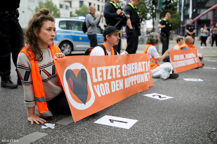 A Letzte Generation aktivistái tiltakoznak Berlinben 2023. június 19-én
