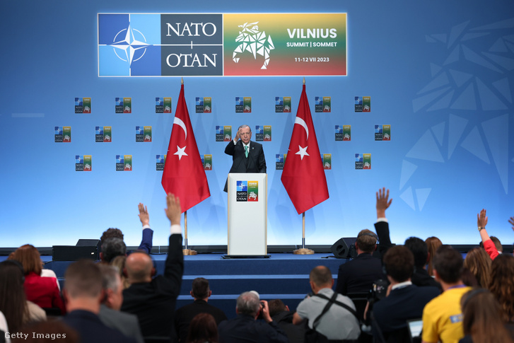 Recep Tayyip Erdogan török elnök sajtóértekezlete a NATO vilniusi csúcstalálkozójának második napján, 2023. július 12-én