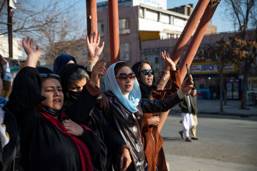 Afgán nők tüntetése 2022 decemberében Kabulban, a nők egyetemi tanulmányainak betiltása után