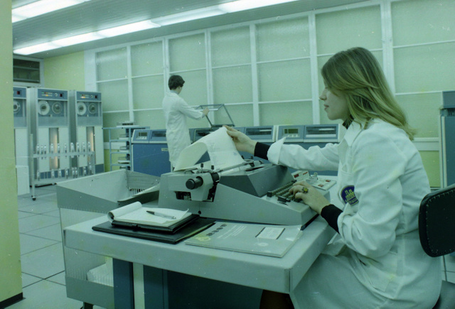 A fehér köpeny a sterilitást sugallta: a képen az UVATERV számítóközpontja (1977)