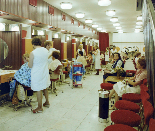 Fodrásznők munkaruhában, egy budapesti fodrászatban (1980)
