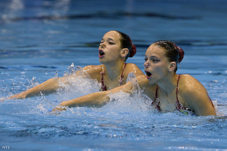Barbócz Blanka és Bastianelli Angelika a női páros szinkronúszás technikai selejtezőjében a vizes világbajnokságon Fukuokában 2023. július 14-én