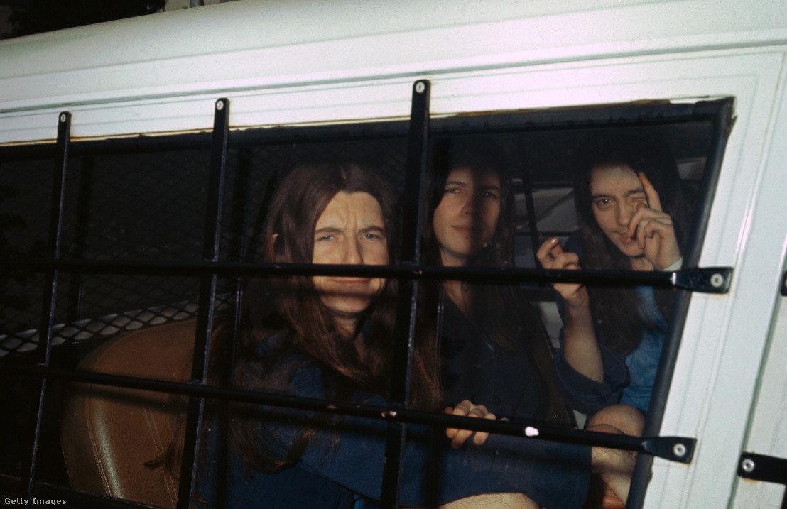 A Manson család három női tagja, Patricia Krenwinkle (balra), Leslie Van Houten és Susan Atkins (jobbra) a Tate–LaBianca-ügy gyilkossági tárgyalására érkezve 1970. augusztus 5-én