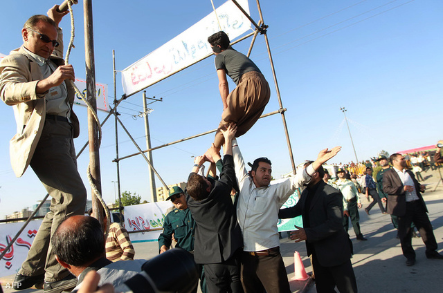 Tisztviselők próbálnak segíteni egy férfin, akit rendőrgyilkosságért ítéltek halálra. Az akasztás pillanatában azonban az áldozat egyik hozzátartozója megbocsájtott a elkövetőnek, ezért nem ölhetik meg. Irán, Mashad, 2013. május 8.