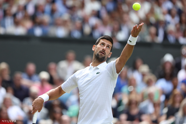 A szerb Novak Djokovics a spanyol Carlos Alcaraz ellen játszik a wimbledoni teniszbajnokság férfi egyesének döntőjében 2023. július 16-án