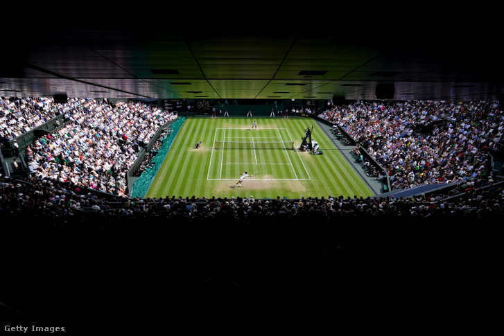 Carlos Alcaraz és Novak Djokovics a wimbledoni nemzetközi teniszbajnokság döntőjében 2023. július 16-án