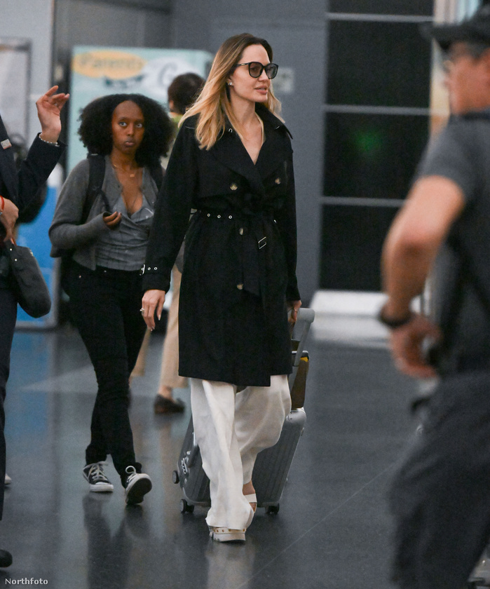 Angelina Jolie a New York-i JFK repülőtéren tűnt fel