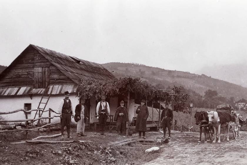 A kép 1903-ban készült, egy tipikus parasztház látható rajta fehérre meszelt falakkal, fazsindelyes tetővel és a ház előtti kis lugassal.