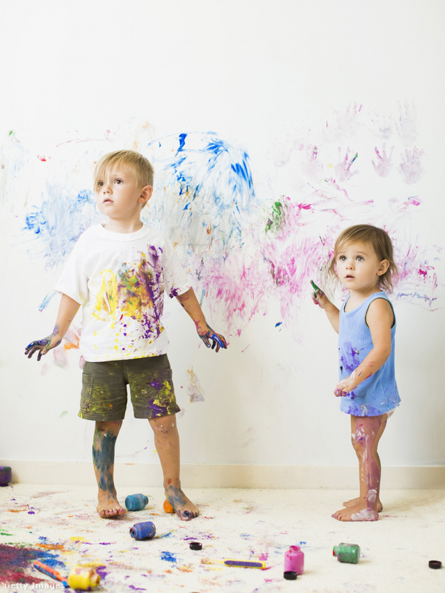 A gyerekek hajlamosak festővászonként használni a falat