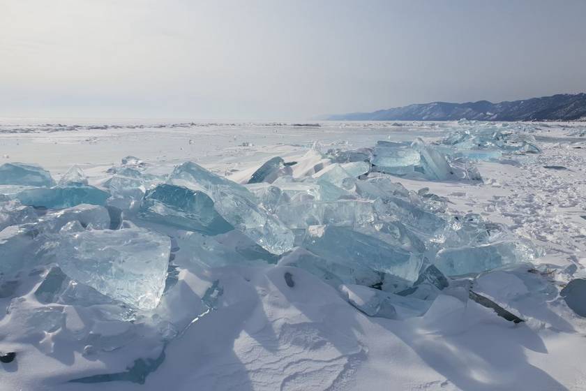 Az oroszországi Bajkál tó a legrégibb és egyik legnagyobb édesvízi tó. A víz az év nagy részében be van fagyva, márciusban azonban egy smaragdjég nevű jelenség figyelhető meg. A szél és napsütés miatt a jég gyakran megreped, majd újrafagy, ami különleges, egyenetlen, smaragdszerű tófelszínt eredményez. Ráadásul a tó vize hihetetlenül tiszta, így még fagyott állapotban is negyven méterig leláthatunk a mélybe.