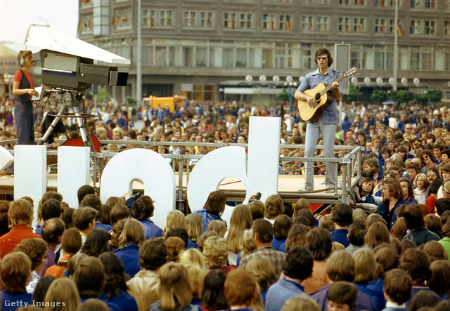 Dean Reed a kelet-berlini Alexanderplatzon egy tévéfelvétel alkalmával 1979-ben