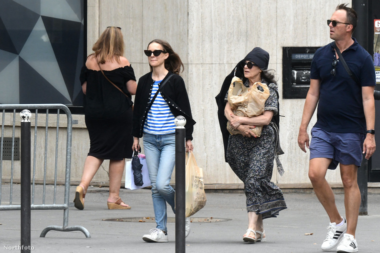 Natalie Portmant Párizs utcáin fotózták le édesanyjával