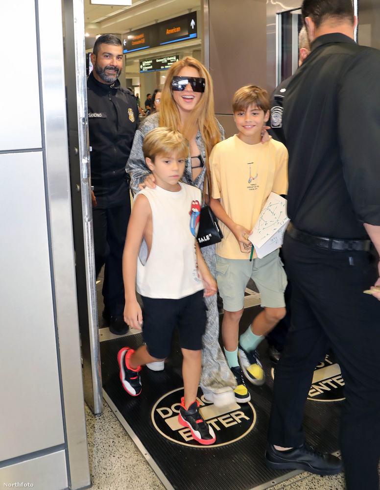 Shakira gyerekeivel érkezett meg Miamiba