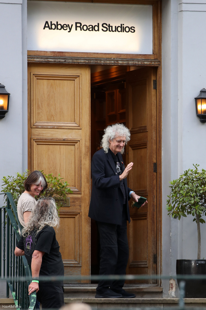 Sir Brian May-t az Abbey Road stúdió elött fotózták le