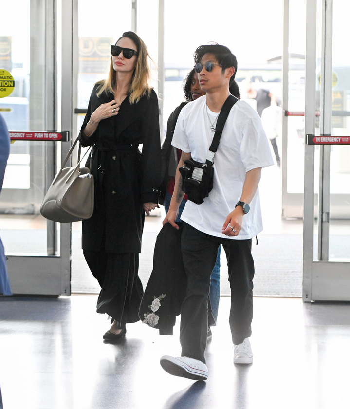 Angelina Jolie-t és két gyermekét, Paxot és Zaharát a New York-i John Fitzgerald Kennedy nemzetközi repülőtéren látták meg a fotósok