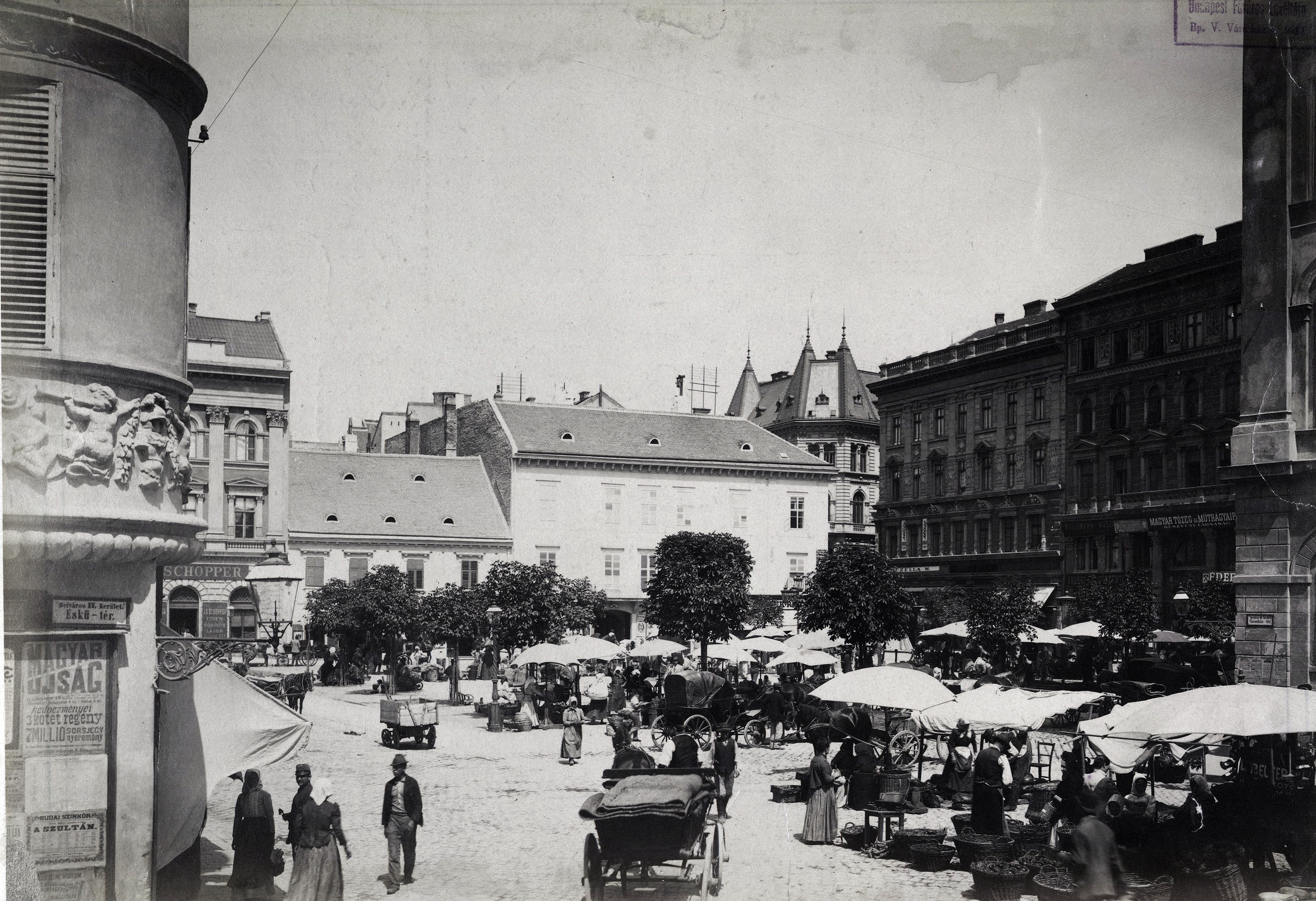 Az 1894-ben készült képen az egykori Városház téren található piac látható a Piarista és a Váci utca felé nézve. Ma a tér helyén a piarista tömb található.