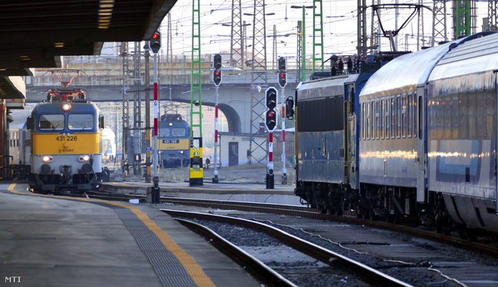 Vonatok a Nyugati pályaudvaron