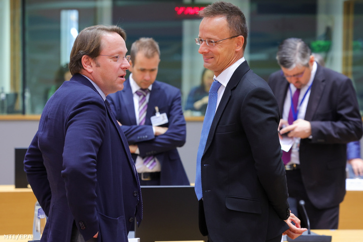 Szijjártó Péter külgazdasági és külügyminiszter és Várhelyi Olivér, az Európai Bizottság bõvítésért és szomszédságpolitikáért felelős tagja (b) az európai uniós tagállamok külügyminisztereinek brüsszeli ülésén 2023. július 20-án