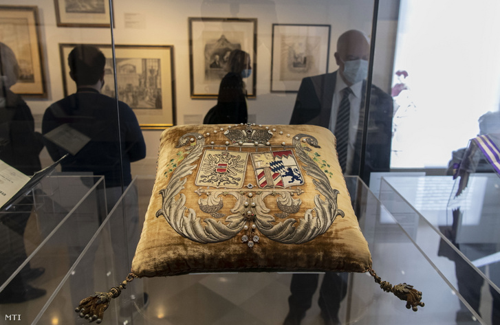 Díszpárna Erzsébet királyné címerével a Wittelsbachok - Sisi családja című kiállításon a Magyar Nemzeti Múzeumban a megnyitó napján 2021. november 26-án