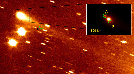 A darabokra szakadt égitest a 10,4 m-es Gran Telescopio Canarias október 11-ei felvételén. Az inzertben a főövi üstökös fejének kinagyított képe látható, amelyen a fő tömeg mellett két kisebb, leszakadt darab is feltűnik (A és B). A nagy képen a csóvában látható a C jelű harmadik fragmentum. Mivel a távcsövet az üstökös mozgásának megfelelően vezették, a csillagok rövid vonalakká húzódtak el.