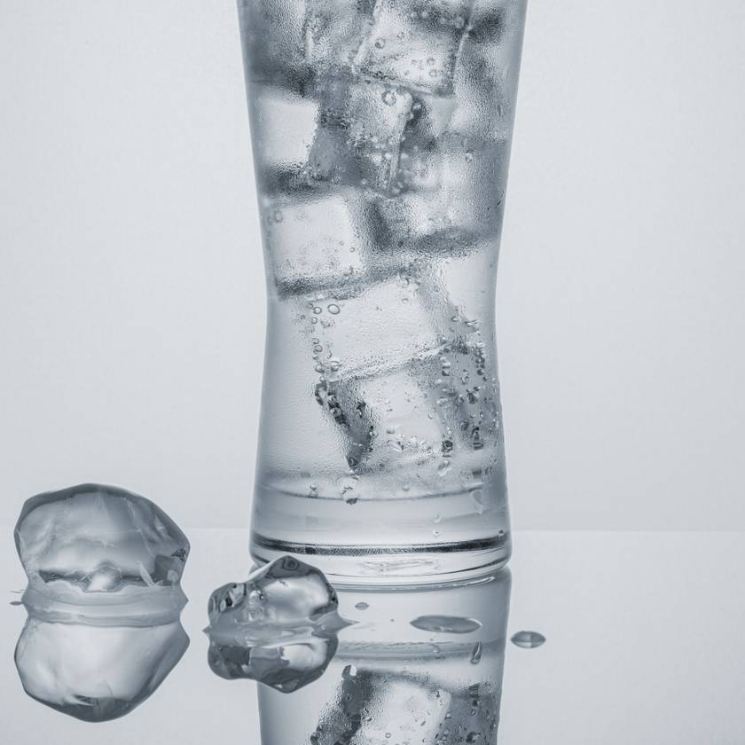 A jeges víz az egyetlen negatív kalóriatartalmú dolog, amit elfogyaszthatsz. Míg a víz természetesen nulla kalória, a jéghideg hőmérséklet miatt a szervezetednek energiát kell felhasználnia ahhoz, hogy felmelegítse testhőmérséklet-szintűre, ami összességében nettó negatívvá teszi.