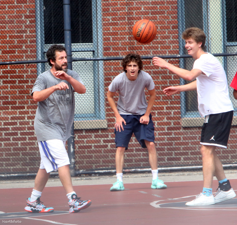 Néhány rajongó egy életre szóló élményben részesült, amikor Timothee Chalamet és Adam Sandler megjelent egy nyilvános kosárlabdapályán, hogy barátságos meccset játsszanak az ott lévőkkel