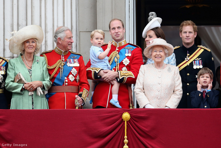 Egy évvel később, 2015 júniusában a londoni Buckingham-palota erkélyéről integettek a közönségnek II
