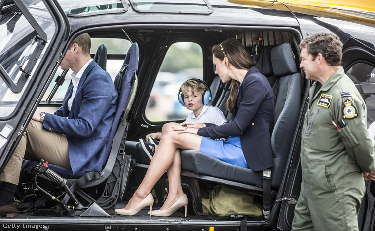 György herceget egy „Mókus” helikopter hátsó ülésén örökítették meg 2016 júliusában