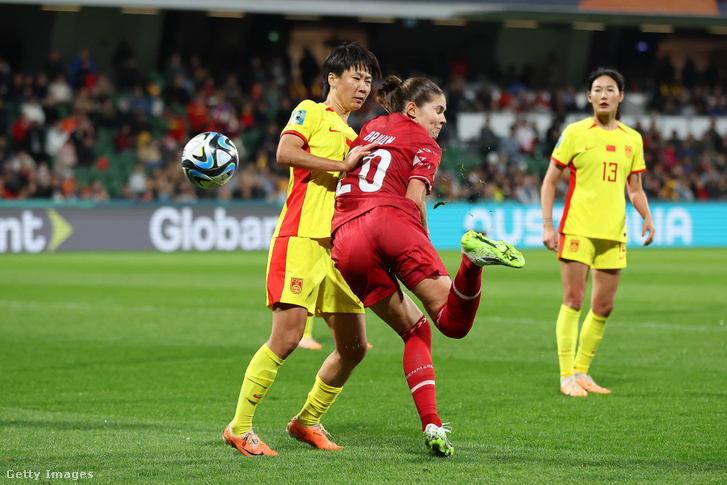 Xiao Yuyi és Signe Bruun küzd a labdáért a női labdarúgó-világbajnokság Dánia-Kína mérkőzésén 2023. július 22-én