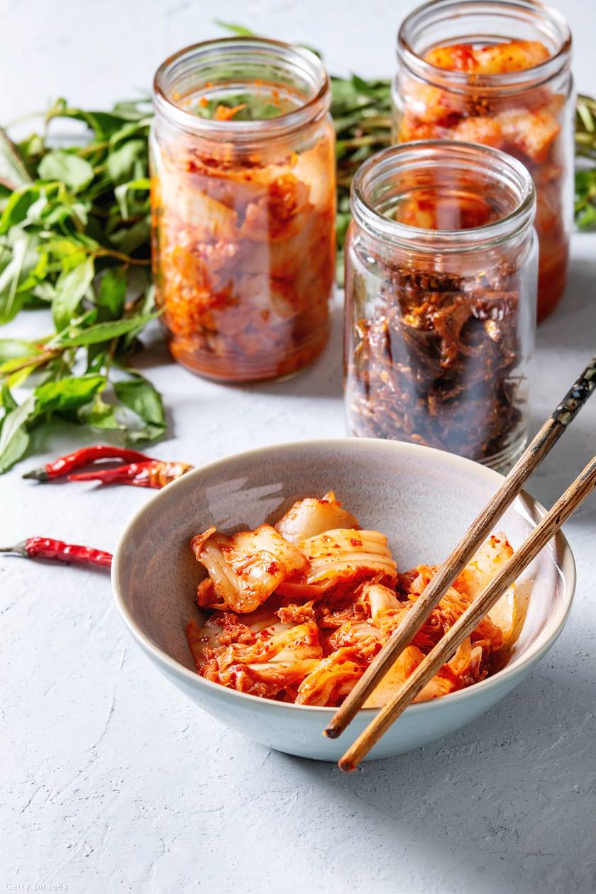 A kimchi tradicionális koreai étel, alapja az erjesztett kínai kel, de gyakorlatilag bármiből készülhet, ezt fűszerezik legtöbbször különböző, egyébként áldásos hatású növényekkel, mint a fokhagyma, a gyömbér vagy a chilipehely. Igazi C-vitamin-forrás, ami miatt serkenti a zsíroxidációt, és tele van probiotikummal is, ami pedig a bélflórát állítja helyre.