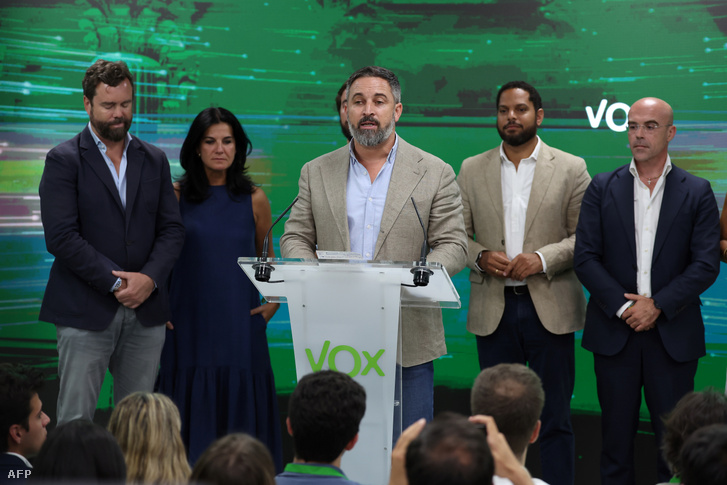 Santiago Abascal, a spanyol szélsőjobboldali Vox párt vezetője beszédet mond a spanyolországi parlamenti választások után, 2023. július 23-án