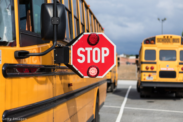 Az amerikai iskolabuszok azt is jelzik, ha megállni készülnek