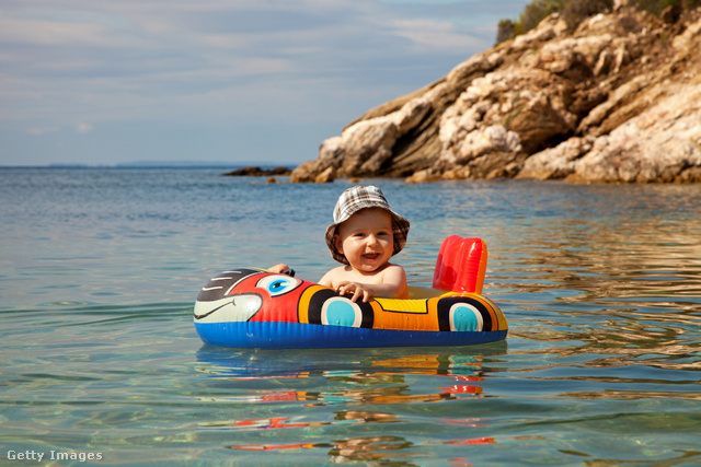 Ha már tud ülni a gyerek, beülős úszógumiban is élvezheti a víz közelségét